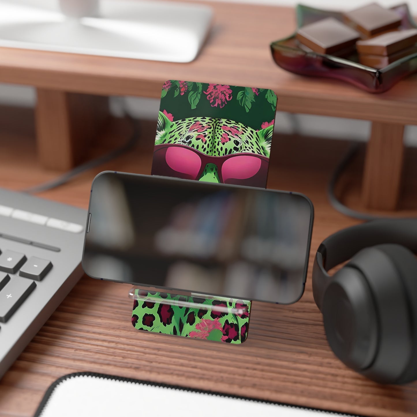 Elegant Floral Smartphone Display Stand - Leopard & Sunglasses - Decorative Mobile Holder