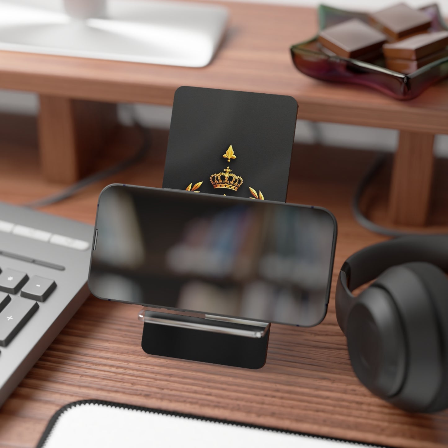 Elegant Smartphone Display Stand - Decorative Phone Holder, Desk Organizer, Home Office Decor, Gift for Tech Lovers - Gold Crest